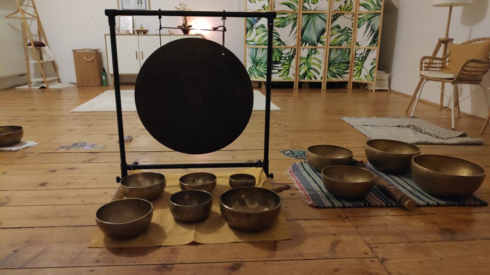 Zvočna kopel s himalajskimi posodami in gongom